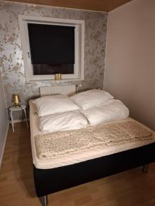 A bed or beds in a room at oasen