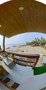 Blick auf den Strand von der Spitze eines Gebäudes in der Unterkunft Pacific Sunset View Palolem in Palolem