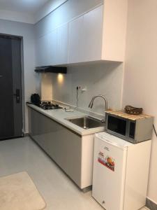 Dapur atau dapur kecil di Cozy Studio Apartment near JKIA