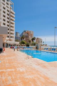 una piscina vuota in un resort con aceano di Port Europa a Calpe