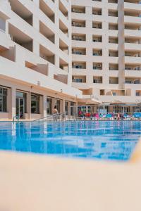 vista sulla piscina in un edificio di Port Europa a Calpe