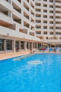 una piscina di fronte a un grande edificio di Port Europa a Calpe