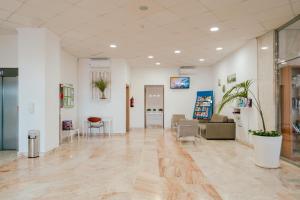 una hall di una clinica con sala d'attesa di Port Europa a Calpe