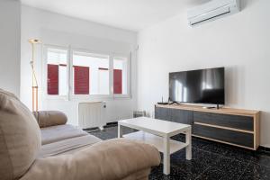 Uma TV ou centro de entretenimento em Hauzify I Apartament Riera