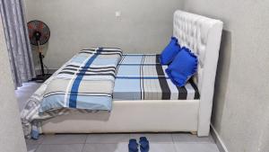 Tempat tidur dalam kamar di The Vacation homes Villa