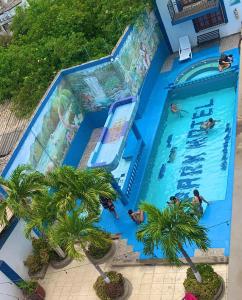 einen Blick über den Pool eines Resorts in der Unterkunft Park Hotel in Santa Marta