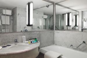 Bathroom sa Sheraton Paris Charles de Gaulle Airport Hotel