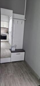 A kitchen or kitchenette at Apartmani i sobe Gromilovic