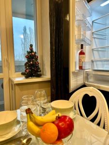 une table avec une assiette de fruits et un arbre de Noël dans l'établissement Апартаменты возле БЦ Тетрис Клочковская, à Kharkov