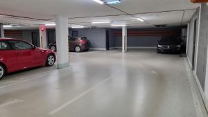 un garaje con varios coches aparcados en él en Apartment Paulínska, en Trnava