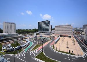 une autoroute dans une ville avec des bâtiments et une rue dans l'établissement Terrace Inn Katsuta, à Hitachinaka