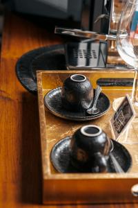 une table avec deux assiettes et deux tasses et un verre dans l'établissement Maison Italia 1029, à Santiago