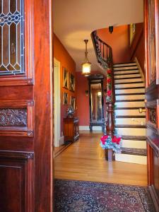 un couloir avec un escalier en colimaçon dans une maison dans l'établissement The Underwood-Hale House, à Providence