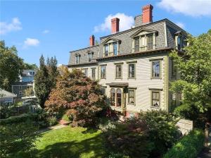 une grande maison blanche avec deux cheminées dans l'établissement The Underwood-Hale House, à Providence