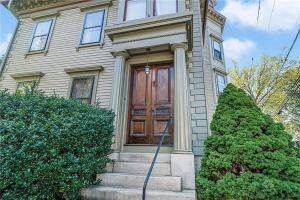 une maison avec une porte en bois et un tuyau dans l'établissement The Underwood-Hale House, à Providence