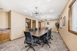 een eetkamer met een tafel en stoelen bij Stony Plain Inn & Suites in Stony Plain