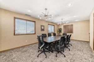 een vergaderzaal met een tafel en stoelen bij Stony Plain Inn & Suites in Stony Plain