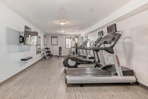 een fitnessruimte met een loopband en een fitnessruimte bij Stony Plain Inn & Suites in Stony Plain