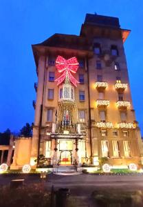 un edificio con un árbol de Navidad encima en Palace Grand Hotel Varese, en Varese