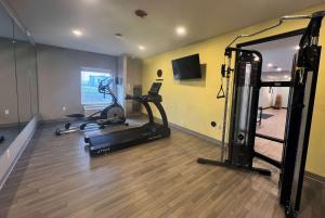 una palestra con due tapis roulant e tapis roulant di ECHO Suites Extended Stay by Wyndham Indianapolis AmeriPlex a Indianapolis