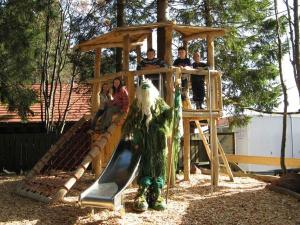 een groep mensen op een speelplaats bij Berghotel Mummelsee in Seebach