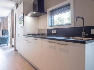 Una cocina o kitchenette en TopParken – Recreatiepark de Wielerbaan