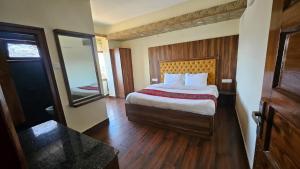 Кровать или кровати в номере Hotel Pankaj Near Mall Road Simla