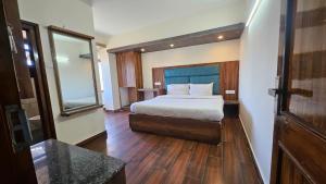 Кровать или кровати в номере Hotel Pankaj Near Mall Road Simla