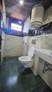 Ванная комната в Hotel Pankaj Near Mall Road Simla