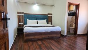 Кровать или кровати в номере Hotel Pankaj Near Mall Road Simla