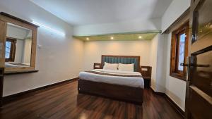 Vuode tai vuoteita majoituspaikassa Hotel Pankaj Near Mall Road Simla