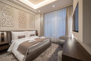 Un pat sau paturi într-o cameră la Jumeirah Suites Budapest