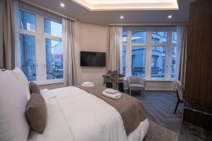 Un pat sau paturi într-o cameră la Jumeirah Suites Budapest