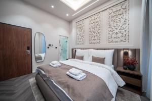 Un pat sau paturi într-o cameră la Jumeirah Suites Budapest