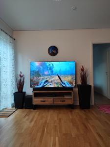 Una televisión o centro de entretenimiento en Havsnära Nybyggd Modern villa uthyres året runt!