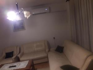 Uma área de estar em Apartman Struga