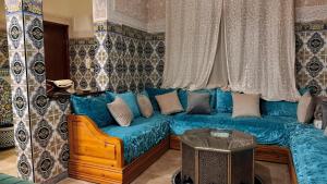 ein blaues Sofa in einem Zimmer mit Fenster in der Unterkunft Appartement near to AirPort 262 avenue el khalij 2 BEDROOM in Marrakesch