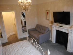 TV at/o entertainment center sa Haversham House - Adults Only