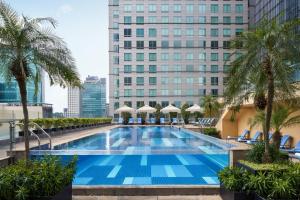 Piscina de la sau aproape de JW Marriott Hotel and Suites Saigon