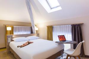 Una cama o camas en una habitación de ibis Styles Chaumont Centre Gare