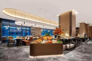 un vestíbulo del hotel con una gran muestra de comida en Wyndham Grand Plaza Royale Lugu Changsha, en Changsha