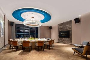 un comedor con una mesa larga y un techo azul en Wyndham Grand Plaza Royale Lugu Changsha, en Changsha