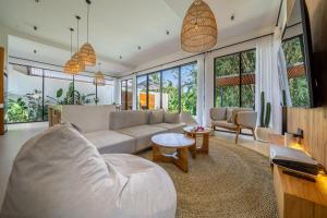 Uma TV ou centro de entretenimento em Luxurious Brand-New Villa with Panoramic Jungle Views and Expansive Pool