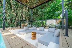 Um jardim em Luxurious Brand-New Villa with Panoramic Jungle Views and Expansive Pool