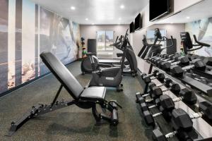 una palestra con tapis roulant ed ellittiche di Clarion Pointe a Fort Worth