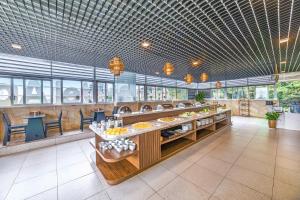 een restaurant met een buffet met eten bij Green LP Hotel & Apartment in Vung Tau