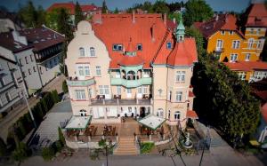 une vue aérienne sur une grande maison dans une ville dans l'établissement Hotel Amalia, à Kudowa-Zdrój