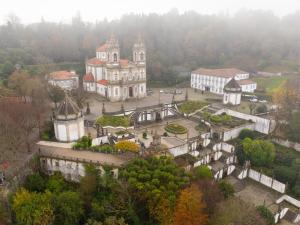 z góry widok na duży budynek w mieście w obiekcie Hotel do Templo w mieście Braga