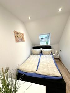 1 dormitorio con 1 cama en el ático en Ferienwohnungen Haus Boje, en Neuharlingersiel