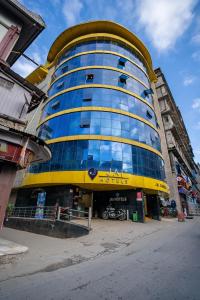 un grand bâtiment avec des tons jaune et bleu dans l'établissement Jai Hotels, à Darjeeling